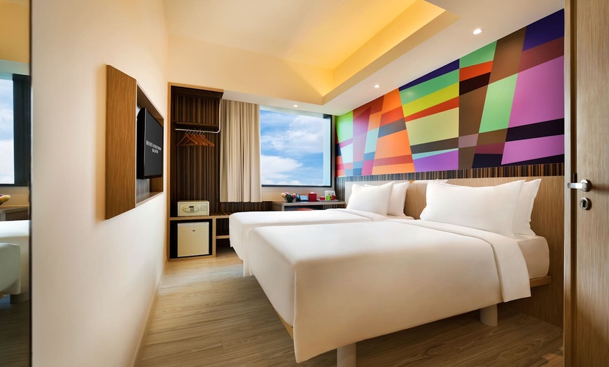 Image 2: ✈ SINGAPORE - Genting Hotel Jurong 4* - Piscina esterna