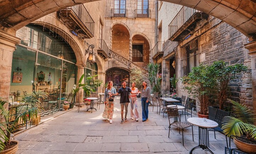 Image 9: Visita guiada a pie por la ciudad de Barcelona con teleférico y pas...