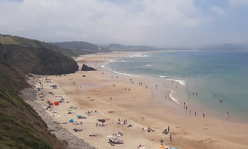 Image 1: Tour Autoguiado de Día Completo en Santillana del Mar y Comillas