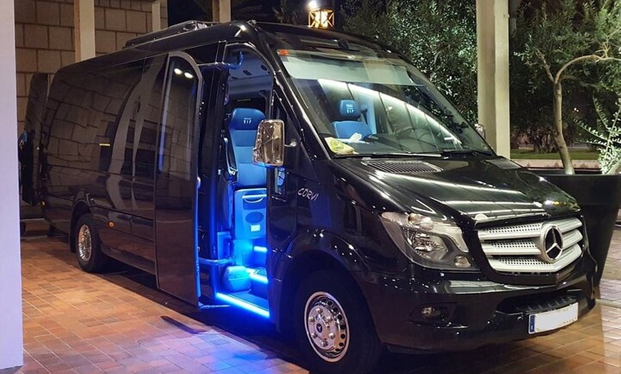 Image 4: Montserrat 5 horas (De 1 a 16 pasajeros)