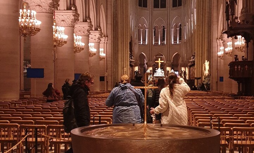 Image 14: Visite guidée intérieure de la cathédrale Notre-Dame de Paris