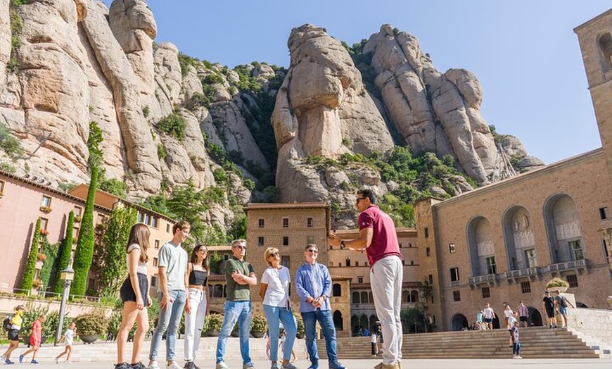 Image 3: Explore Montserrat y La Sagrada Familia en un día
