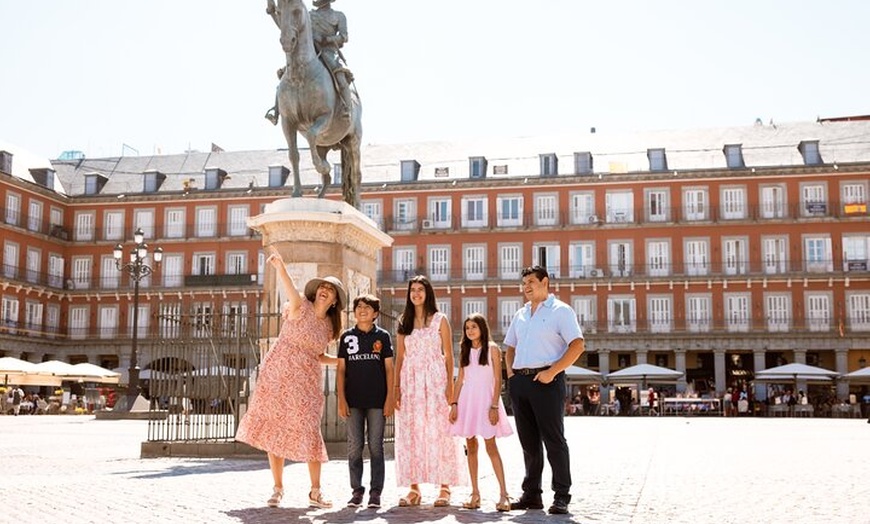 Image 1: Sesión de fotos de vacaciones privadas con fotógrafo en Madrid