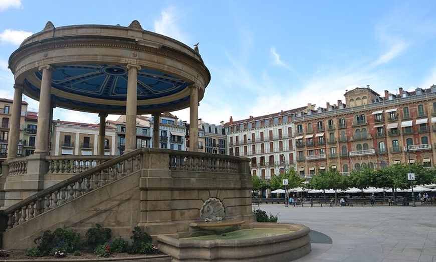 Image 3: Pamplona destaca visita a pie con pausa para café y churros