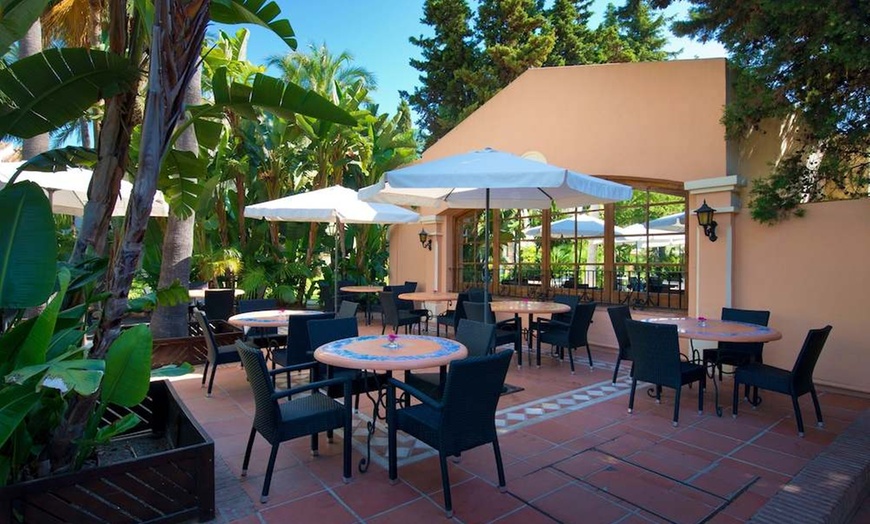 Image 29: ✈ COSTA DEL SOL | Marbella - BlueBay Banús 4*, 3 Nächte - Außenpool