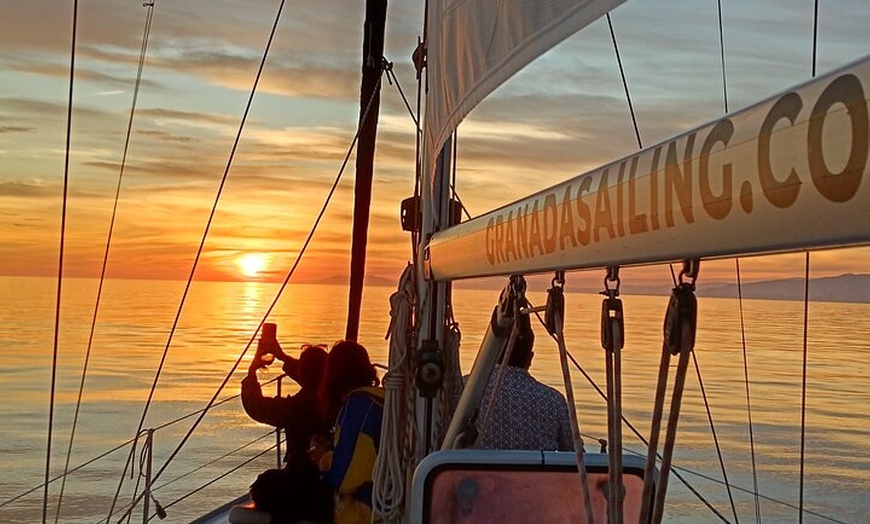 Image 11: Navegación al atardecer por los acantilados de Maro- Privada