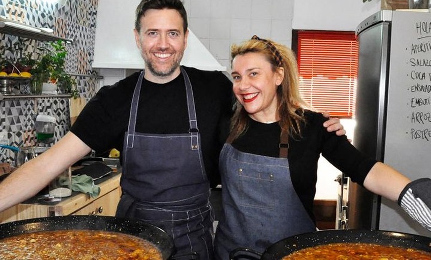 Image 3: Paella Alicante Experience: Tour por el Mercado y después cocinar j...