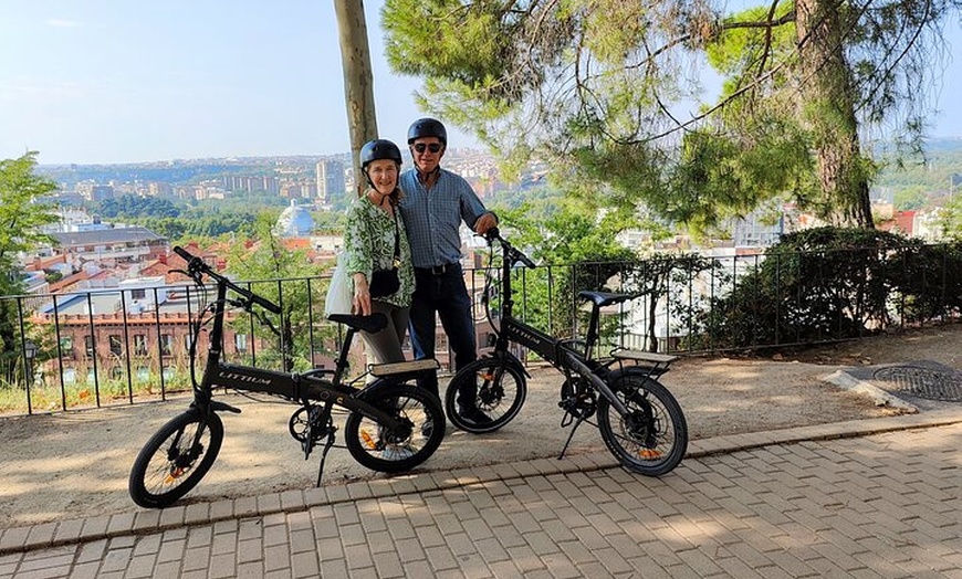 Image 2: Green Madrid Tour E Aventura en bicicleta por parques y monumentos