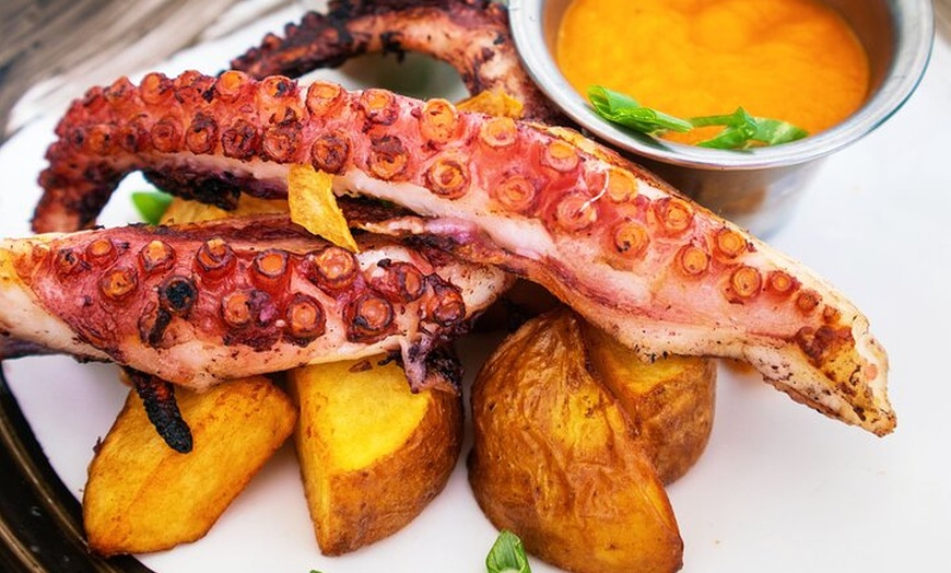 Image 2: Clase de cocina tradicional de tapas + maridaje de vinos (6 platos)