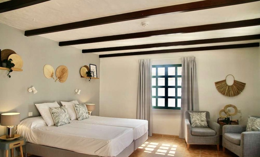 Image 4: ✈ LANZAROTE | Puerto del Carmen - Hotel Casas Heddy 3* - Rooftop sw...