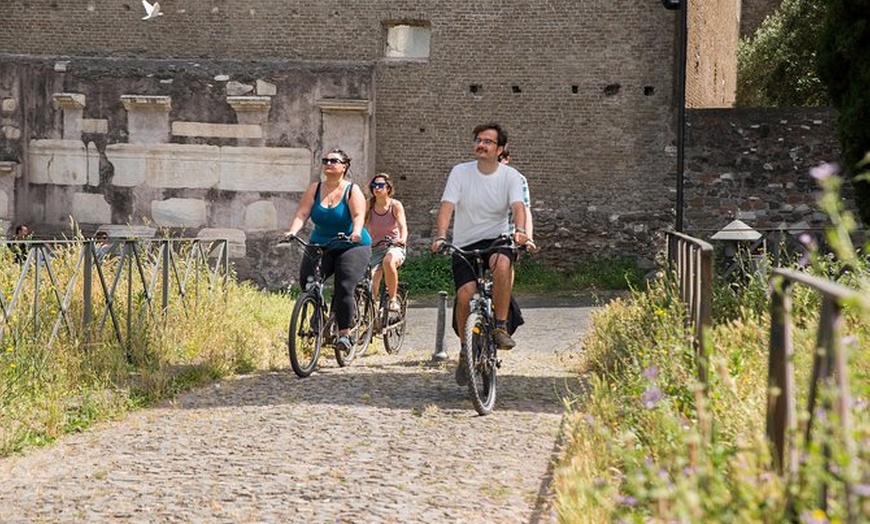 Image 1: Tour privato in bici di 3 ore: Via Appia a Roma