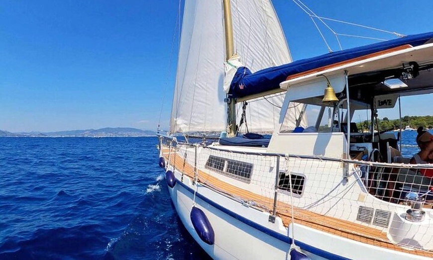 Image 6: Croisière hivernale en voilier chauffé en baie de Cannes