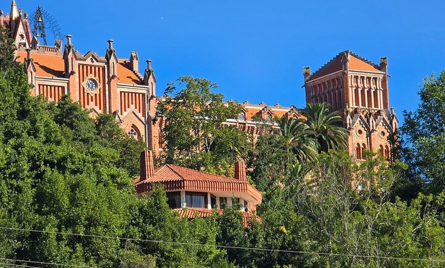 Image 4: Visita a la mansión del Duque de Almodóvar del Río en Comillas
