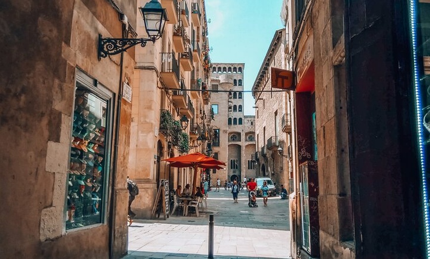 Image 5: Introducción al recorrido a pie por el Barrio Gótico del casco anti...