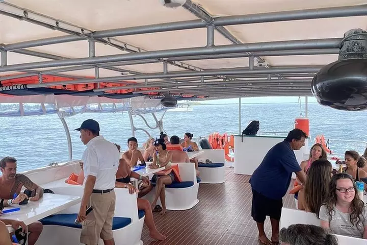 Isla Mujeres Tour in Private Catamaran with Food & Drinks