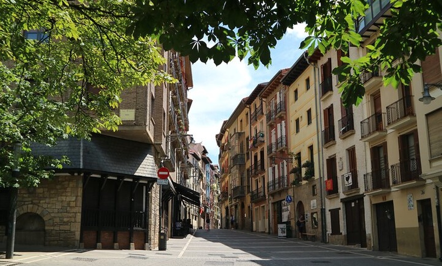 Image 8: Pamplona destaca visita a pie con pausa para café y churros
