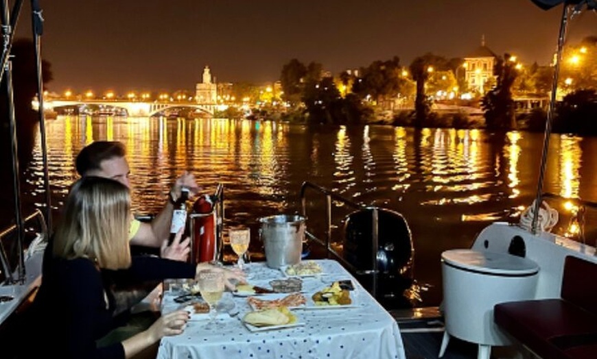 Image 6: Paseo Romántico en Barco 90 minutos con Möet Chandon