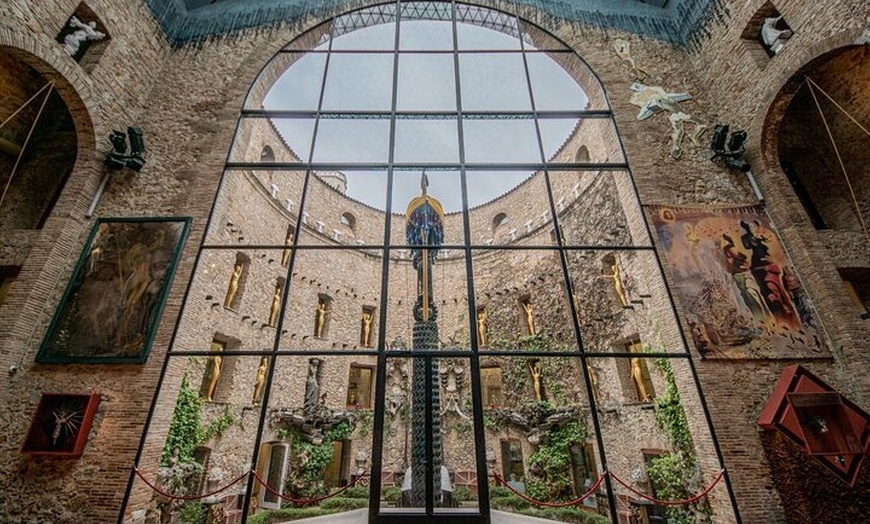 Image 2: Tour Dalí Privado : Museo, Casa Cadaqués & Púbol desde Barcelona.