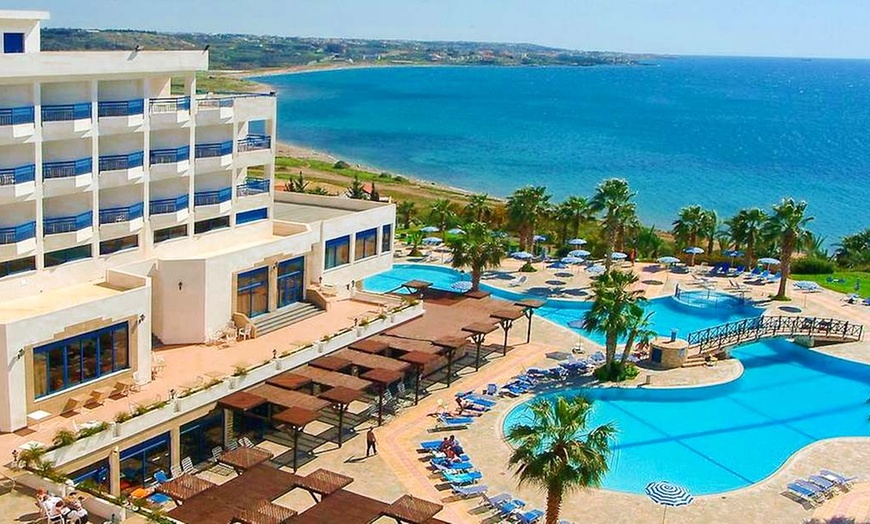 Image 1: ✈ CYPR | Pafos - Ascos Coral Beach Hotel 4* - Odkryty basen