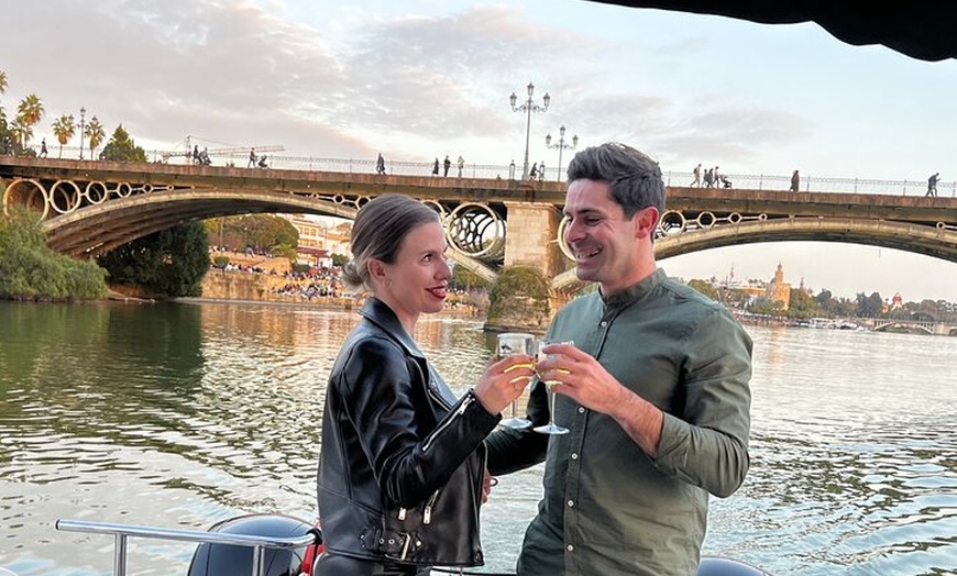 Image 4: Paseo Romántico en Barco 90 minutos con Möet Chandon