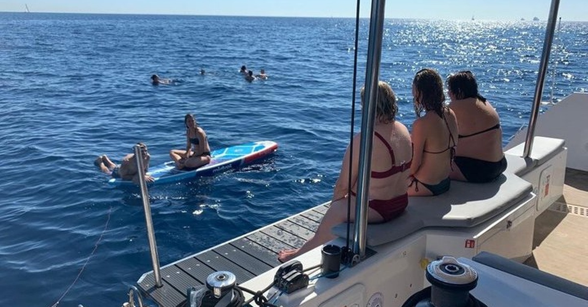 Crucero en catamarán con tapas y natación en Barcelona