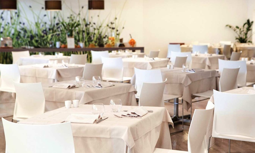 Image 11: ✈ ITALIA | Bologna - Living Place Hotel 4* - Piscina esterna