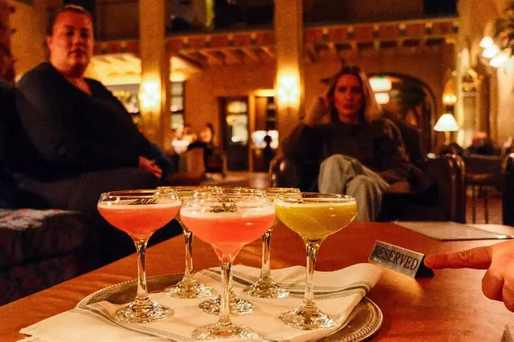 Hollywood Cocktails and True Crime Tour: 3 Drinks Included