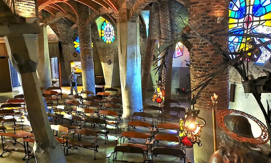 Image 9: Cripta privada de Montserrat y Gaudí con recogida en el hotel