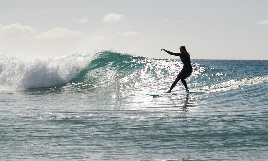 Image 27: Aprende a surfear en las interminables playas del sur de Fuerteventura