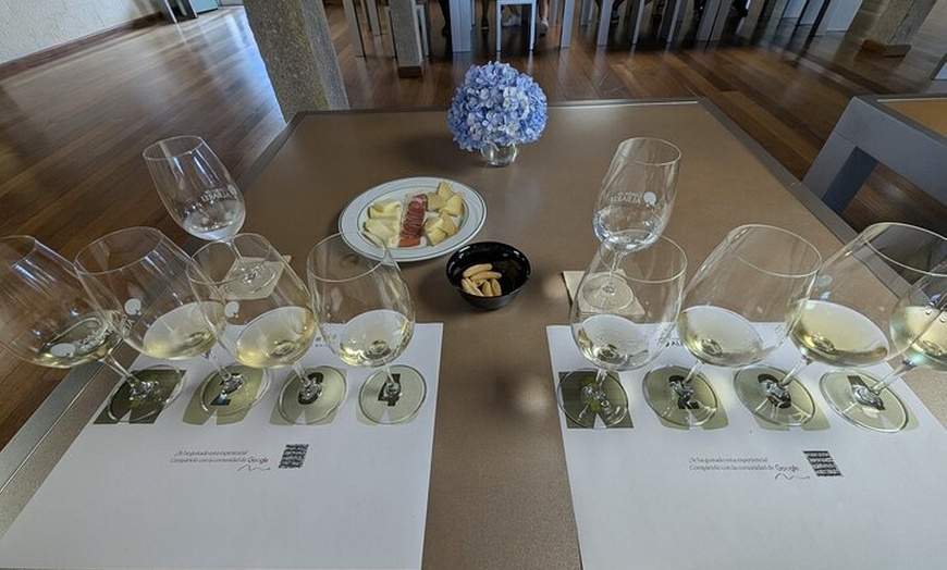 Image 2: Tour privado de un día con todo incluido por Galicia