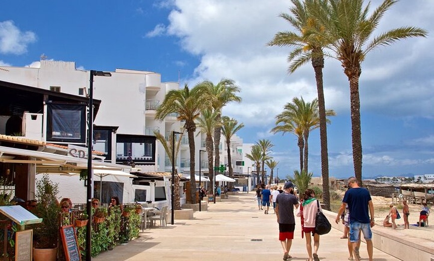 Image 20: Crucero de Ibiza a Formentera con snorkel, paella y barra libre