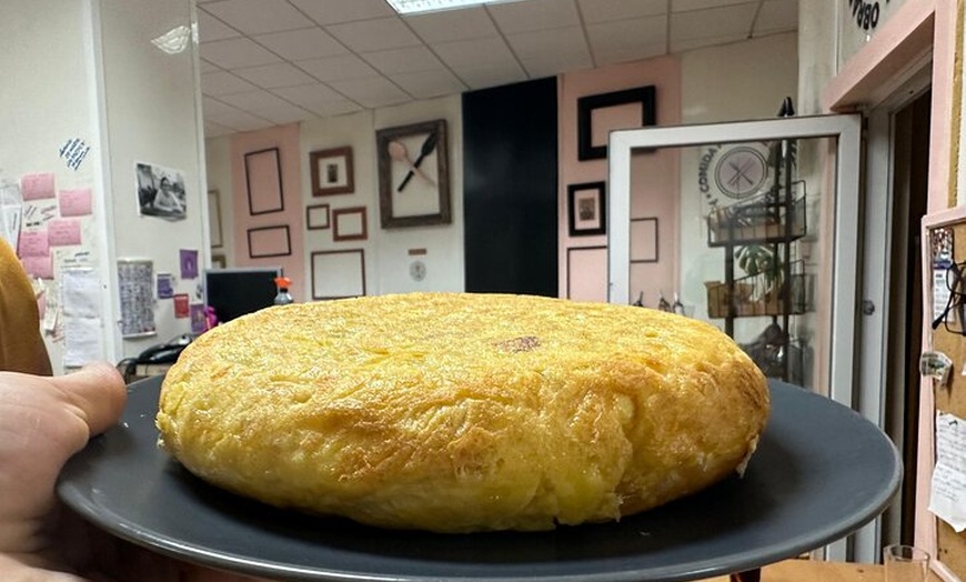 Image 7: Clase de Cocina de Tapas Española con Música de Guitarra en Vivo