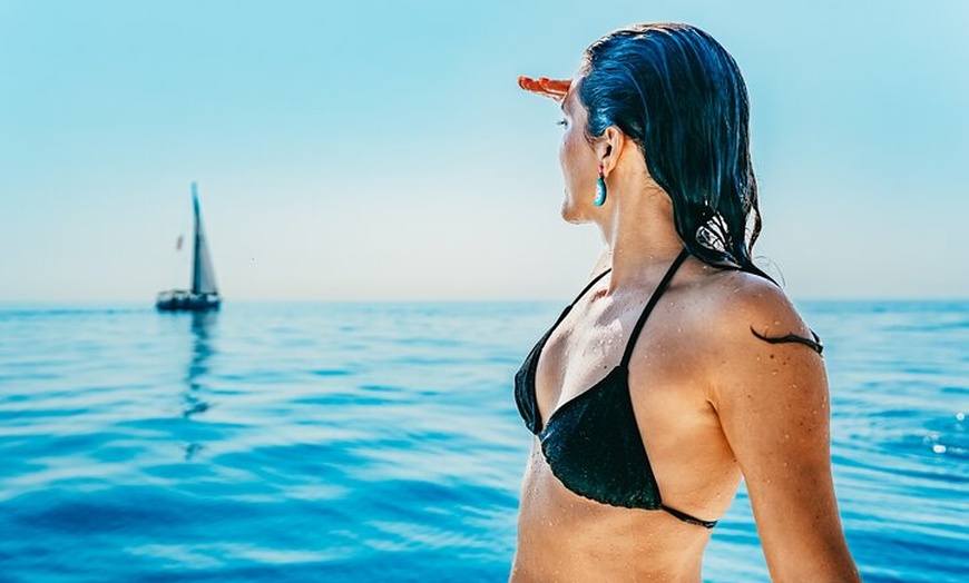 Image 5: Crucero al atardecer en Barcelona liderado por Young & Local Captain