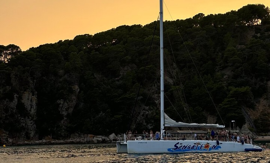 Image 24: Puesta de Sol desde LLoret de Mar con Dj y bebidas