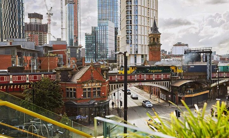 Image 5: Manchester Airport MAN Private Transfer to Manchester City/Hotels