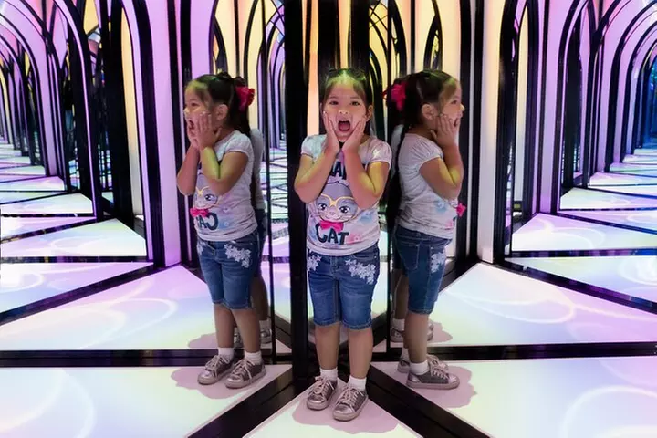 The Amazing Mirror Maze with Escape Room