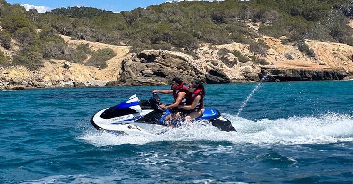 Actividad en moto acuática en la costa de Santa Ponsa, Mallorca