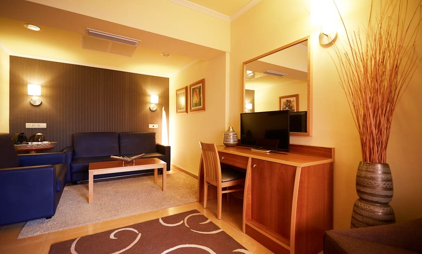 Image 6: ✈ IBIZA | Santa Eulalia del Rio - Invisa Hotel La Cala 4*, 3 nachte...