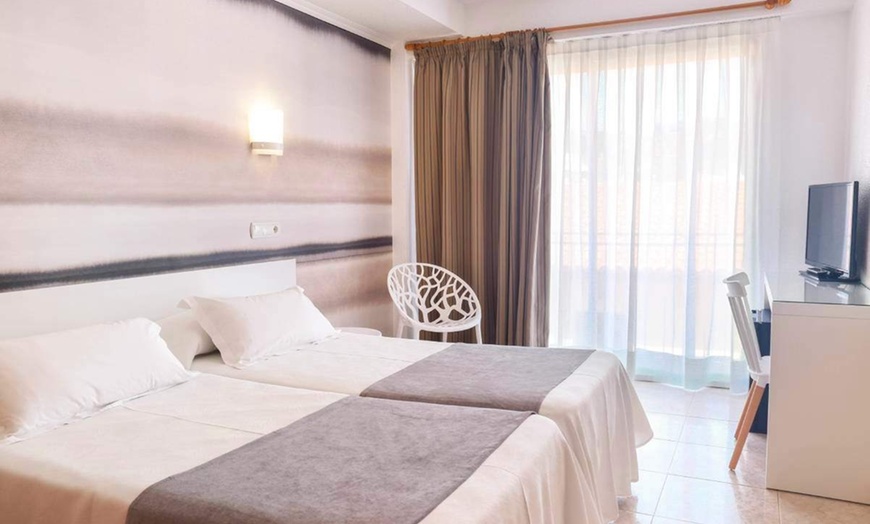 Image 5: ✈ COSTA BARCELONA | Calella - Hotel Volga 4*, 2 nachten - Aan zee