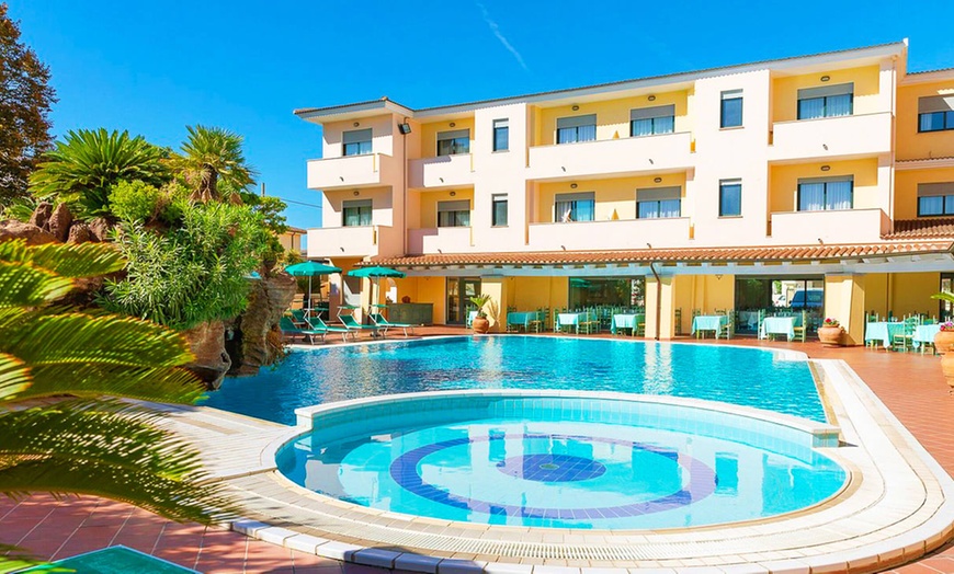 Image 1: ✈ SARDAIGNE | Orosei - Maria Rosaria 4* - Piscine extérieure