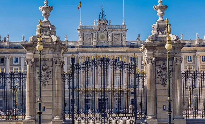 Image 6: Visita guiada al Palacio Real de Madrid para grupos pequeños con ca...