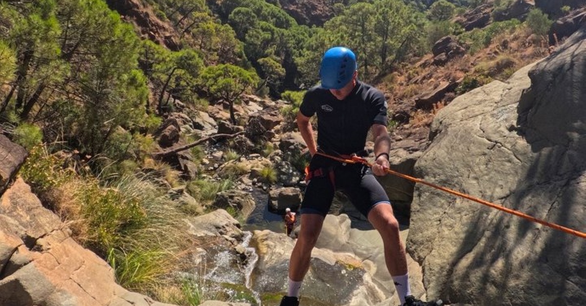 Aventura guiada de barranquismo en el río Guadalobón, Estepona