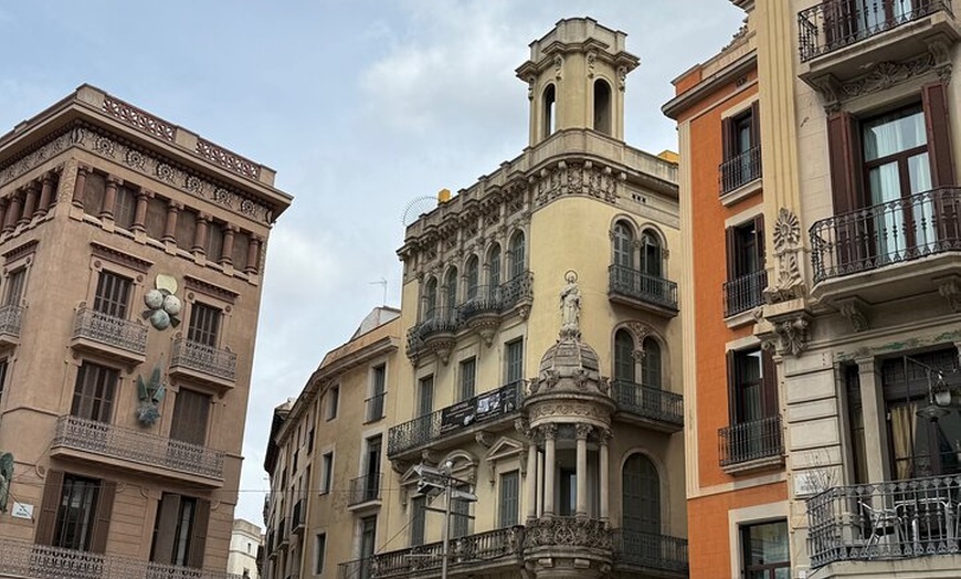 Image 2: Barrios históricos de Barcelona El Raval, Gótico y Born