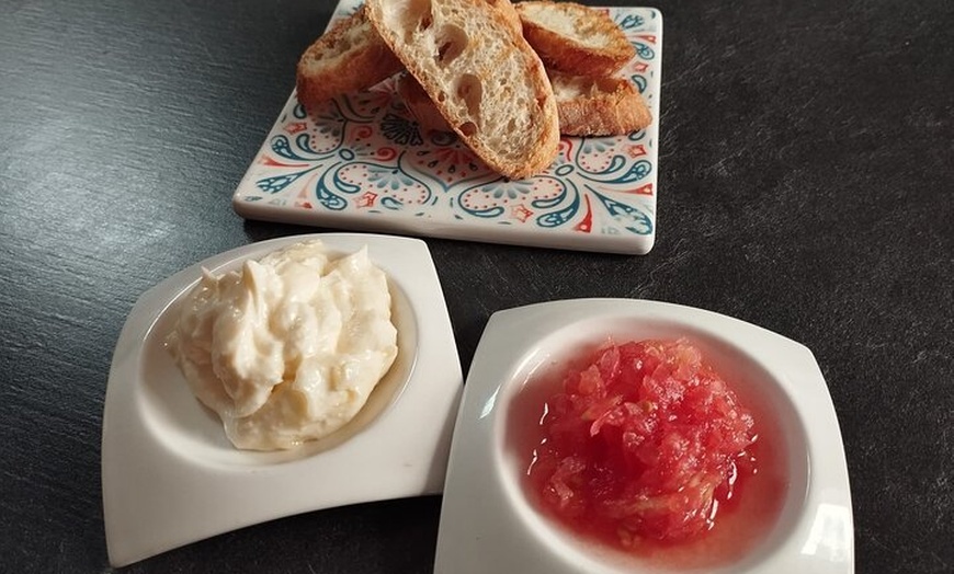 Image 21: Clase de Cocina de Tapas Española con Música de Guitarra en Vivo