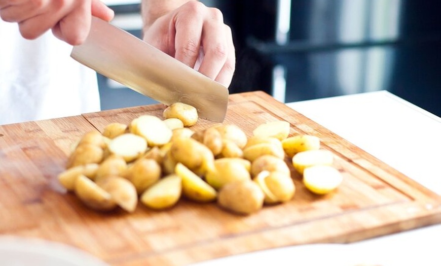 Image 7: Elaborar Tapas Tradicionales Españolas + Vino Local (3 - Comida de ...