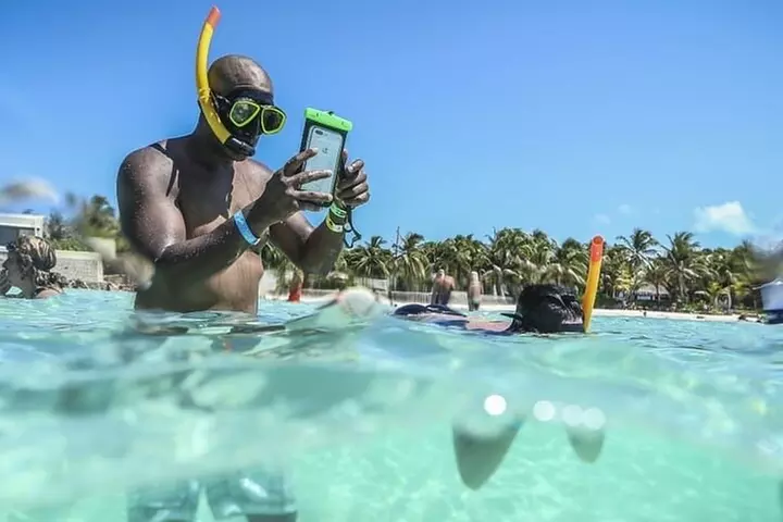 Isla Mujeres Tour in Private Catamaran with Food & Drinks