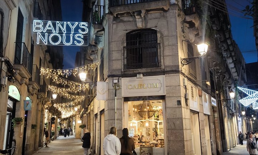 Image 2: Barcelona : Recorrido a pie por luces navideñas y calles ocultas
