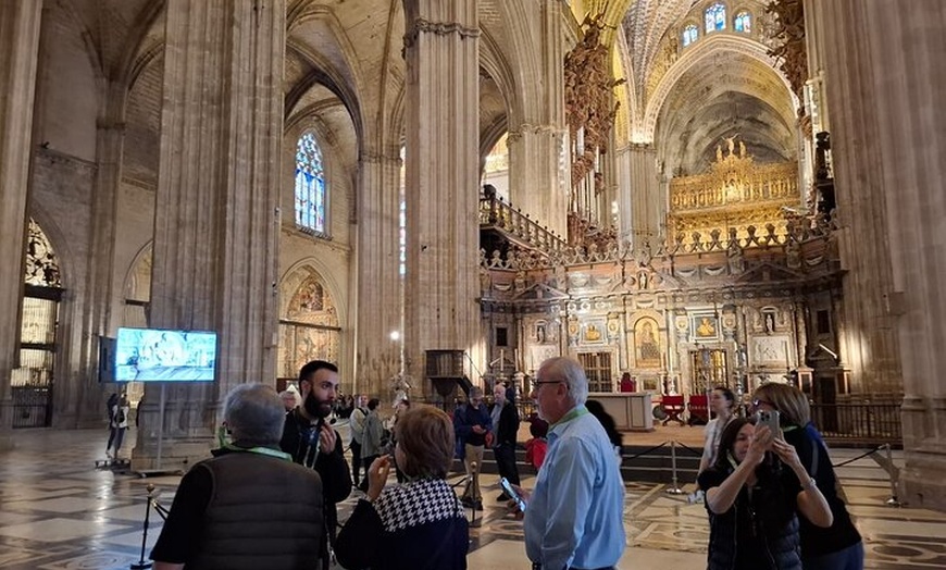 Image 5: Tour en grupo pequeño por Sevilla: Alcázar, Catedral y Giralda