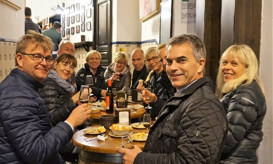 Image 2: Auténtico Tour de Tapas y Vinos en Fuengirola : ¡Come como un local!
