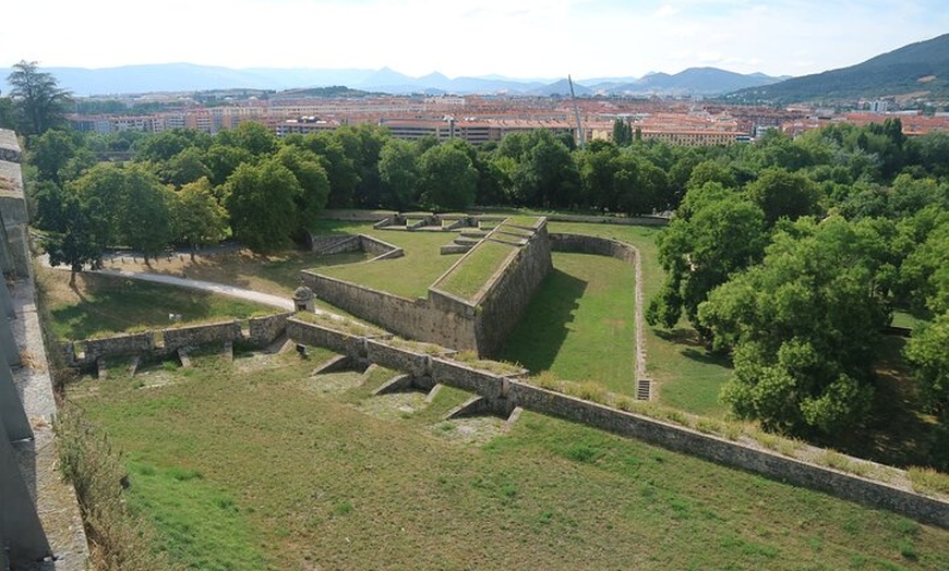 Image 13: Pamplona destaca visita a pie con pausa para café y churros